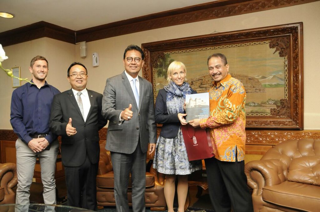 AmbJuditPach's tweet photo. Yesterday with Minister @ir_ariefyahya we discussed how we could further develope Indonesia’s tourism with #HU IT technology @Kemenpar_RI #HunIndoTech #visitIndonesia https://t.co/LvNEi2I2iA