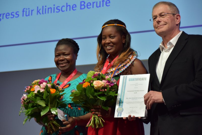 Die 27-Jährige Nice Leng’ete ist mit dem Annemarie-Madison-Preis 2018, für ihr Engagement gegen die weibliche Beschneidung, ausgezeichnet worden. Sie selbst schaffte es kulturelle Barrieren zu durchbrechen und heute setzt sie sich gegen die weiblichen Genitalverstümmelung ein.