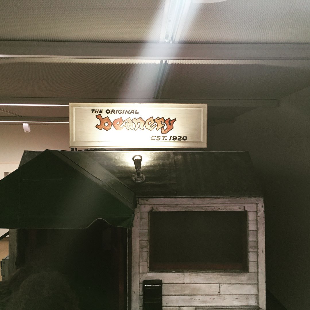 laikaandtheunit's tweet photo. Installation of the Original Beanery at the Stedelijk. #stedelijkmuseum #tourlife #offday @NorahJones @BrianBlade #progayrights https://t.co/gRnjgp8msp