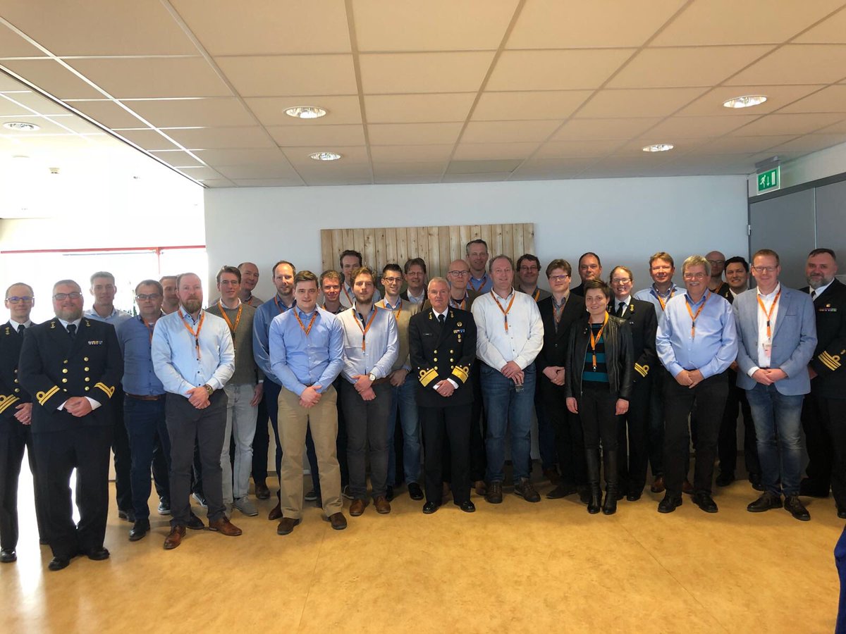 admiraalTas's tweet image. ‘Burgers’ uit de gouden driehoek (maritieme industrie-, kennisinstituten- en defensie) worden een weekje ‘blauw gespoten’ op onze Operationele School in Den Helder. Zo staan we samen voor een slagvaardige en innovatieve #Marine!