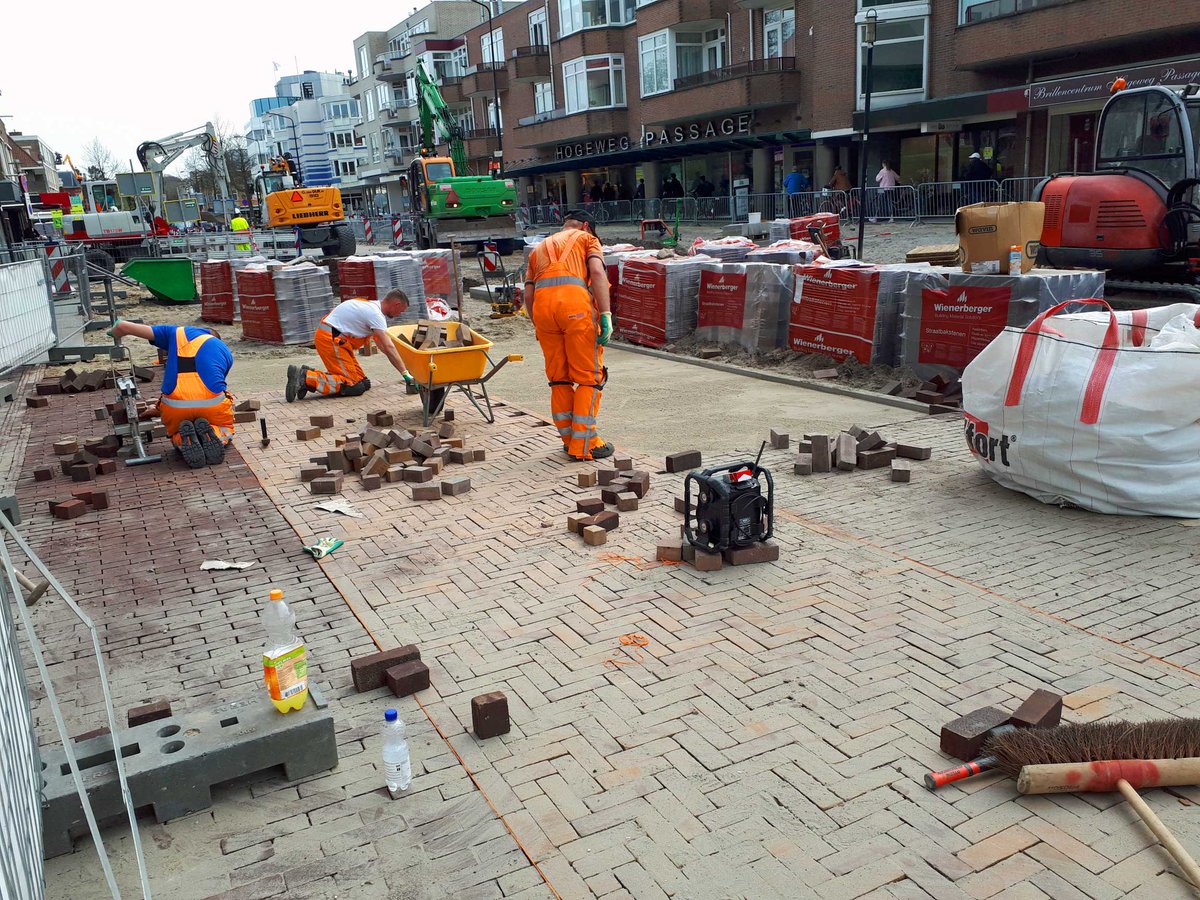 Vanaf vandaag is de kruising 1e Hogeweg – Meester de Klerkstraat afgesloten in verband met de herinrichting van het centrum. Kijk voor meer informatie op centrumzeistvernieuwt.nl