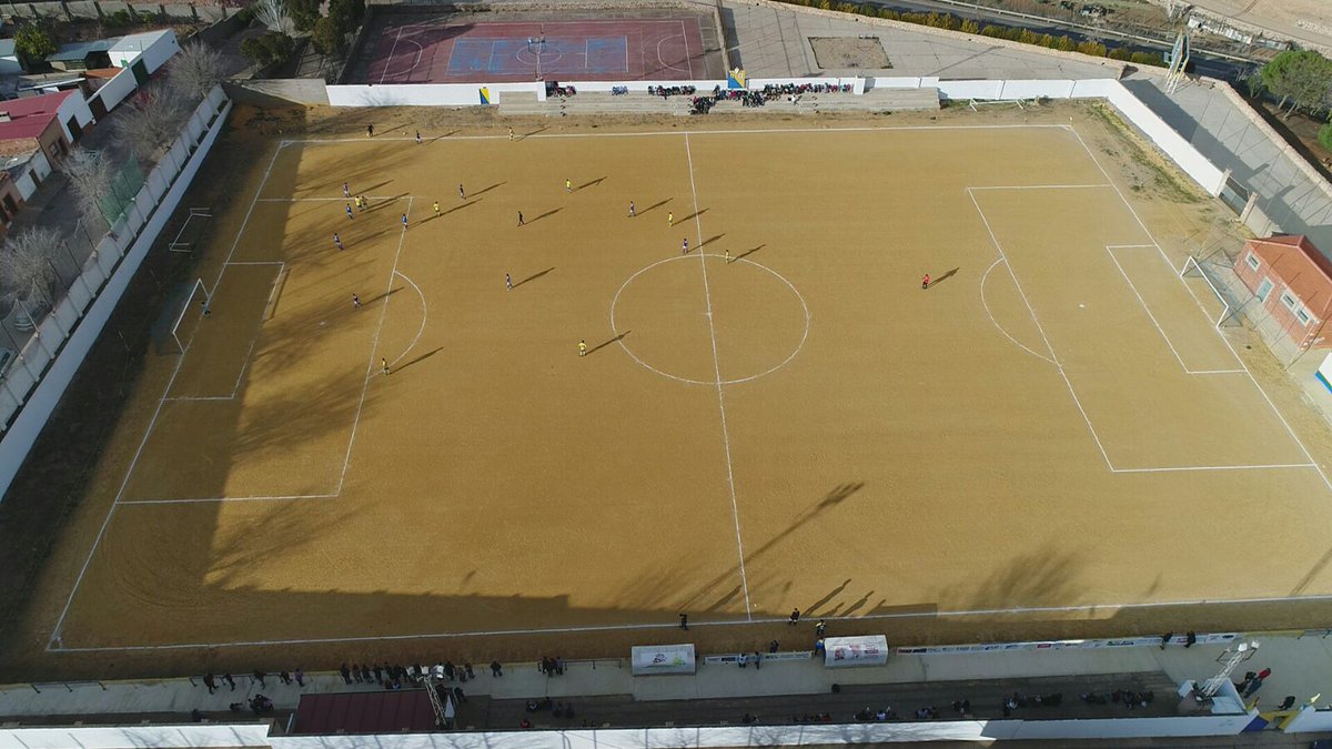 Foto aérea del estadio Arnés Luna de Solana de los Barros. Fútbol de la  Segunda División Extremeña, la última categoría del fútbol en Extremadura  @eibarsestaoX