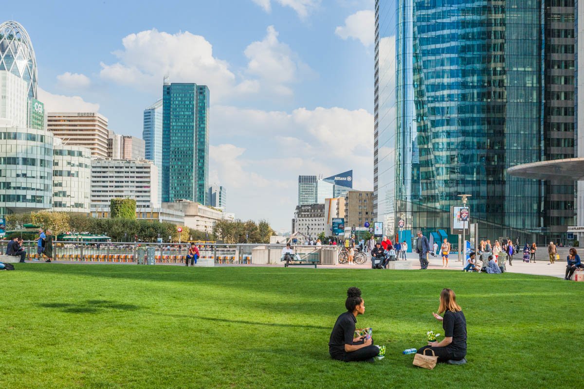 ESPACES VERTS 🍃- Le parc Diderot, la place Basse, le jardin des Reflets : Découvrez tous les spots pour faire une pause au vert ! ☀️ #LaDefense
➡️ladefense.fr/fr/espace-vert
