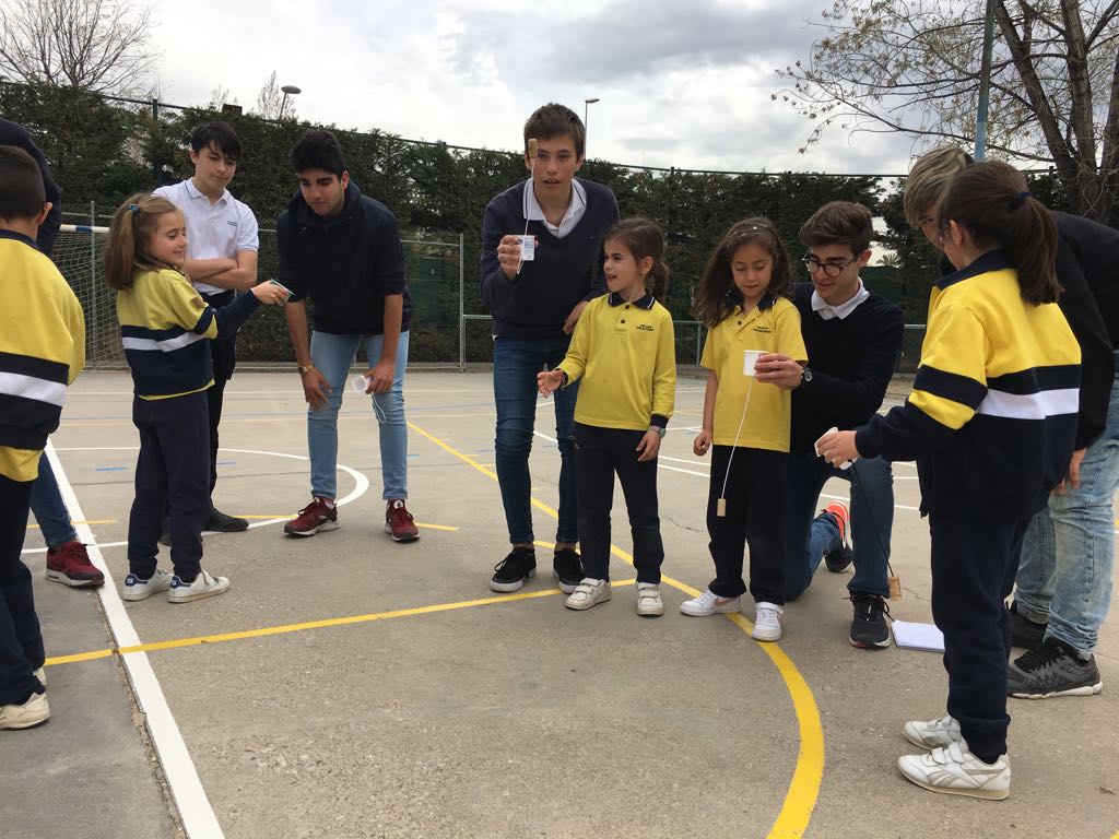 ebonsalvador's tweet photo. Setmana de la Terra!! Activitats: Bilboquet iogurt, Cometa i Bitlles
#2nESOA & #1rPrimàriaA https://t.co/WL0Z2SQY3T