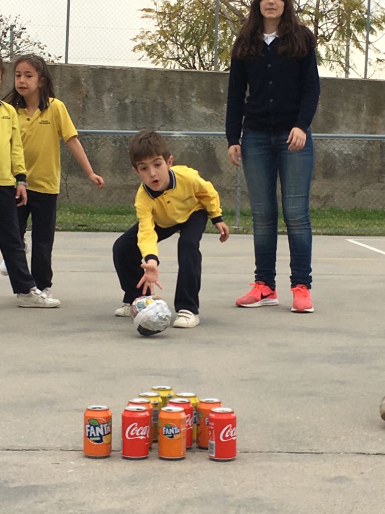 ebonsalvador's tweet photo. Setmana de la Terra!! Activitats: Bilboquet iogurt, Cometa i Bitlles
#2nESOA & #1rPrimàriaA https://t.co/WL0Z2SQY3T
