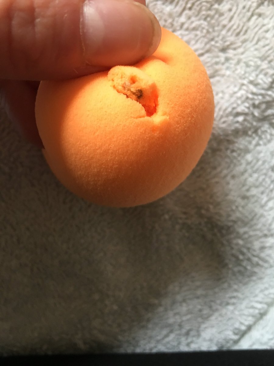 AmyFiona91's tweet photo. @realtechniques just opened a twin pack of the miracle completion sponge to find a stone embedded into the sponge ! https://t.co/BYGD6PuT39