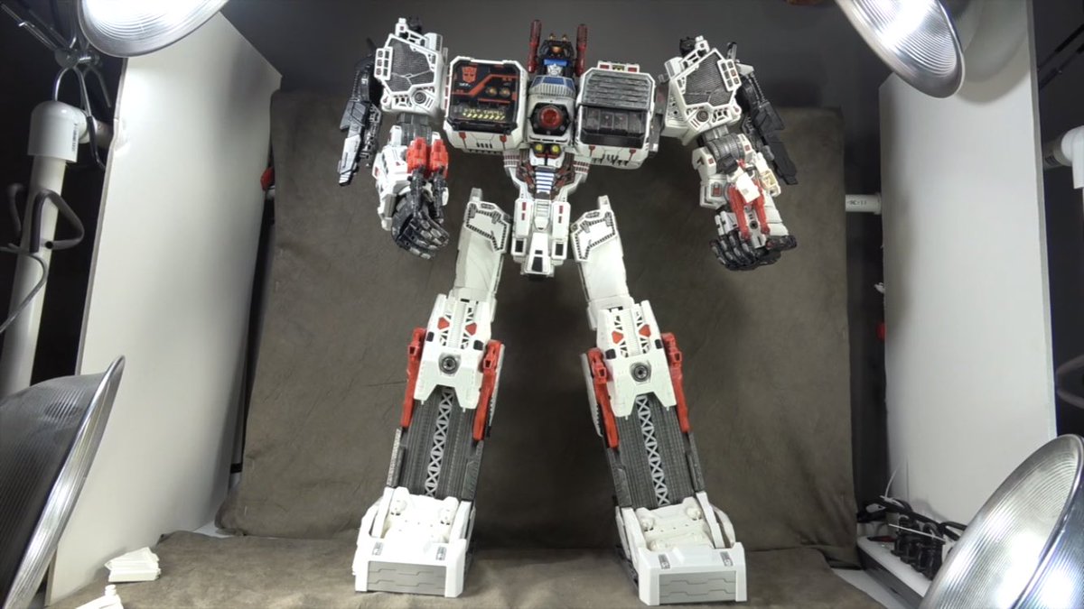 BobbySkullface's tweet photo. We look at a pair of slippers for #hasbro #metroplex from #dnadesigns https://t.co/1GccsgcY4P https://t.co/hKBc2MuLTq