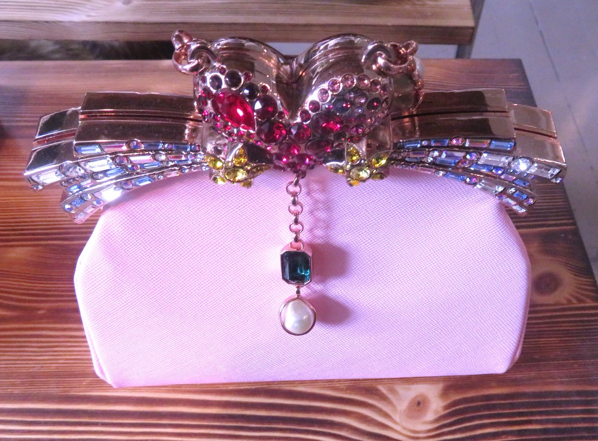 stephenmahoneym's tweet photo. My picture, Ming Ray luxury bejeweled pink evening handbag at HPR agency clients pressday in their London Offices E1 6NF
#mingray #accessories #designer #luxury #bejeweled #handbag #hpragency #clients #pressday #fashion #fashionpost #fashiondaily @mingrayofficial @HPR_AGENCY https://t.co/o1sgZJOEA9