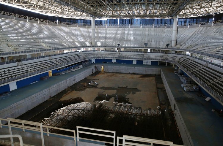 diegocadobcn's tweet photo. Imatge d'una de les piscines olímpiques dels JJOO de Rio 2016 en penós estat pel seu desús. -Pilar Olivares @Socioinefc2n #socioinefc https://t.co/IrXLB9mwQ5