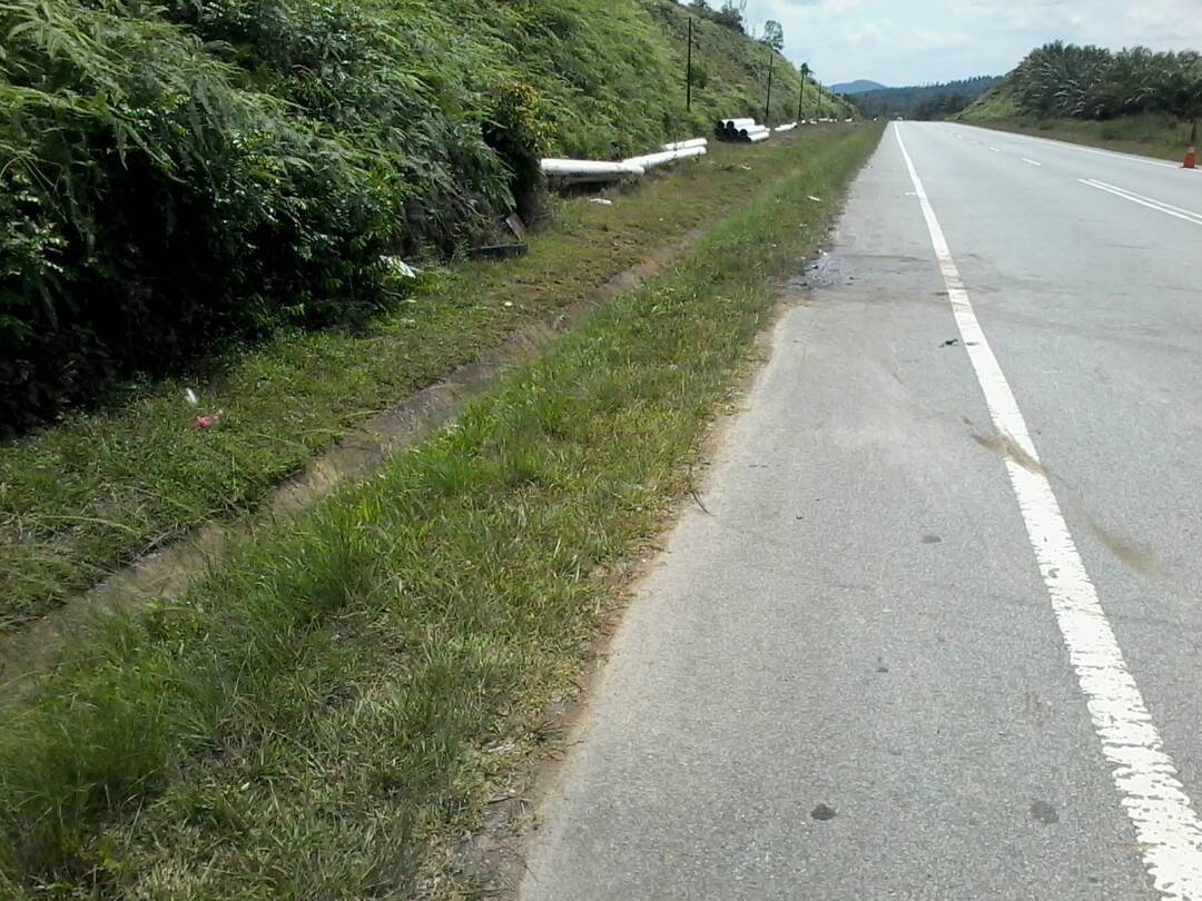 Ini kerja kecemasan. Mengalih &amp; membuang binatang mati, di Ciku 1 jalan Gua Musang - Kuala Krai. Terima kasih team flying squad.

FT008 Sek. 242.00

@Roadcare_Msia <a href="/BhgJalan_Kelate/">Bhg Jalan JKR Kelantan</a> @RoadcareK <a href="/jkrguamusang/">JKR Gua Musang</a> @Roadcare_K2