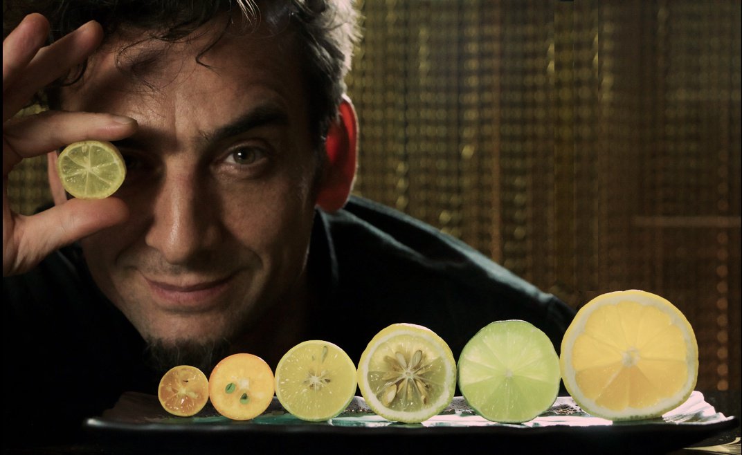 Emil Samper, el xef que va aprendre a la cuina de la seva àvia i al vaixell pesquer del seu pare. Després de participar a Masterchef 2, el 2017 obre el restaurant Crudito a Madrid, <a href="/emilcrudito/">Emil Crudito</a>. Samper ens cuinarà en directe a #firaarrels18 ➡️ "Cuina viva, ferments i bacteris"