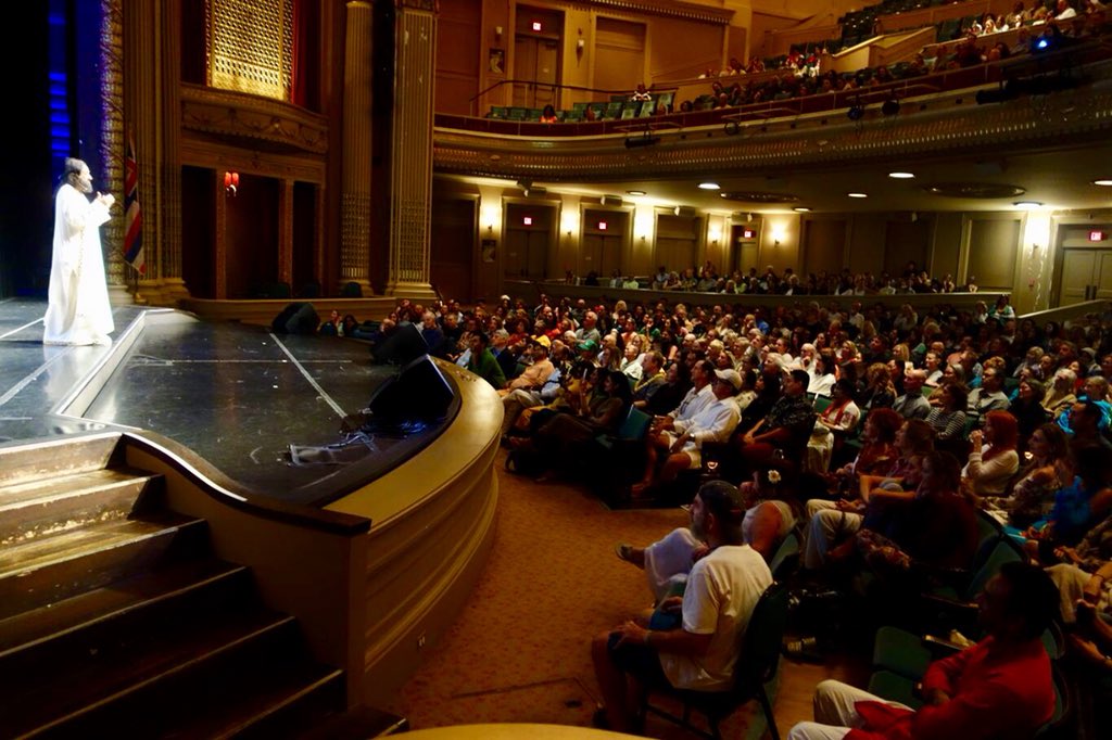 Gurudev's tweet photo. Gave a talk and conducted meditation at the historic Hawaii Theatre Center in Honolulu. https://t.co/UhKs07B0VQ