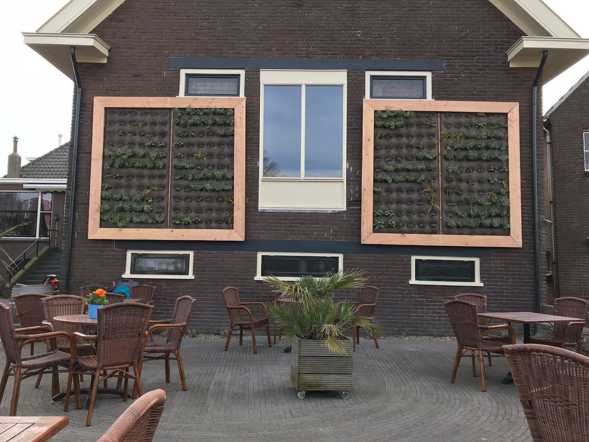 Greenwall_nl's tweet photo. Bij het Pannekoekenhuis te Olst hebben wij 1 gevel onder handen genomen met het plaatsen van 2 groene verticale tuinen. In het beplantingsplan hebben wij de "golven" van de IJssel in terug laten komen waar het pannenkoekenhuis op uit kijkt. https://t.co/fI3I6tmCxS