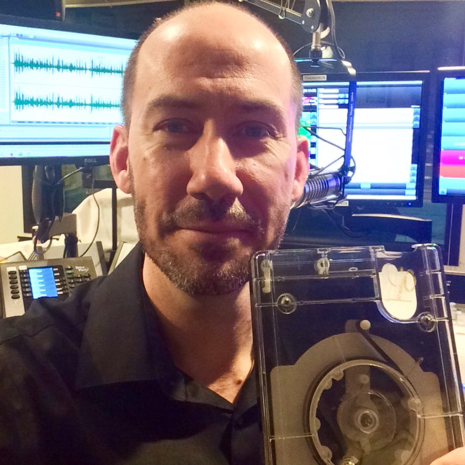 greg_browning's tweet image. Happy National #EightTrackDay ! My dad STILL plays them in his man cave 🙄@WJJK1045