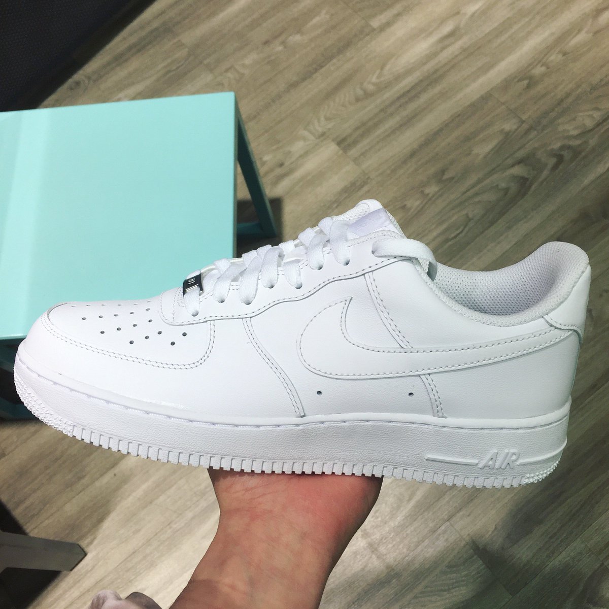 CodeShoesStore's tweet image. La Nike Air Force est disponible du 41 au 45 dans votre boutique du centre-ville de Vannes. 
#nike #nikeshoes #nikeairforce1 #nikecollection #nikeaddict #newarrivals #sneakernews #shoesporn #lifestyle #streetstyle #sneakersaddict #shoesaddict #baskets #kicks #footwear #fashion