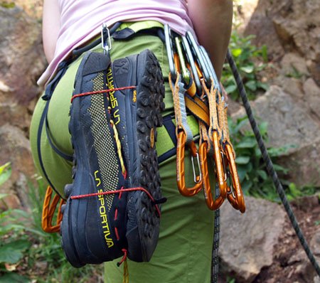 La Sportiva TX2: Nützliches Detail - für den Transport lässt sich der Schuh mit einem integrierten Gummiband schnell und sehr kompakt am Klettergurt befestigen.
kletterarena.info/produkt_laspor…
<a href="/lasportivatwitt/">La Sportiva</a> #lasportiva #approach #klettern #climbing #mountains