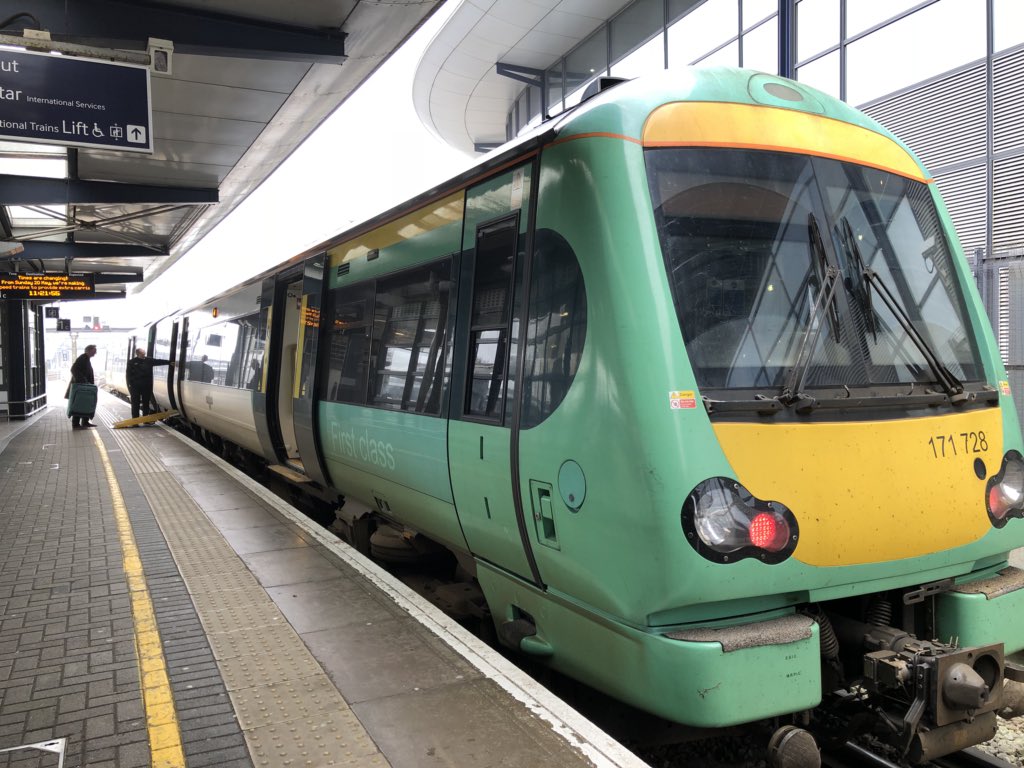micamica66's tweet photo. 乗り換えの駅にアッという間に着きました。
St.Pancras international からAshford international まで
37分でした。
international だなー
ユーロスターも停車する駅のようです。
せっかくなんでファーストクラスに座ります😆
列車、グリーンでかわいいです😍
#Britrailpass https://t.co/XcIqueZd0D
