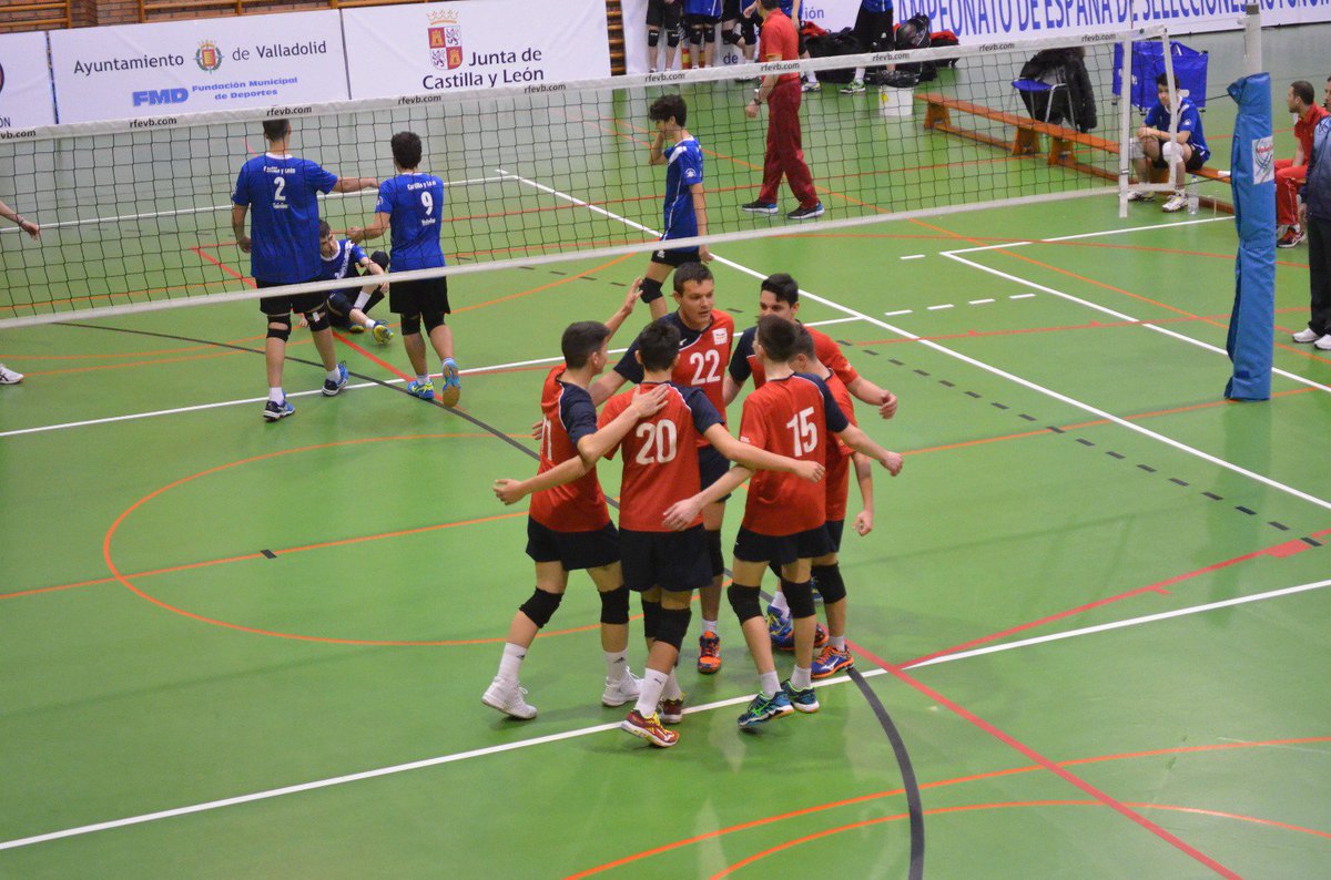 AragonVb's tweet photo. La selección cadete masculina dirigida por @dcarreras12 y @javitof_3 debuta con una importante victoria 3-0 frente a Castilla y León en el #CESAVB18. (25-19, 25-15 y 26-24) ¡Enhorabuena! #AragonVB https://t.co/lLlppQjcLt