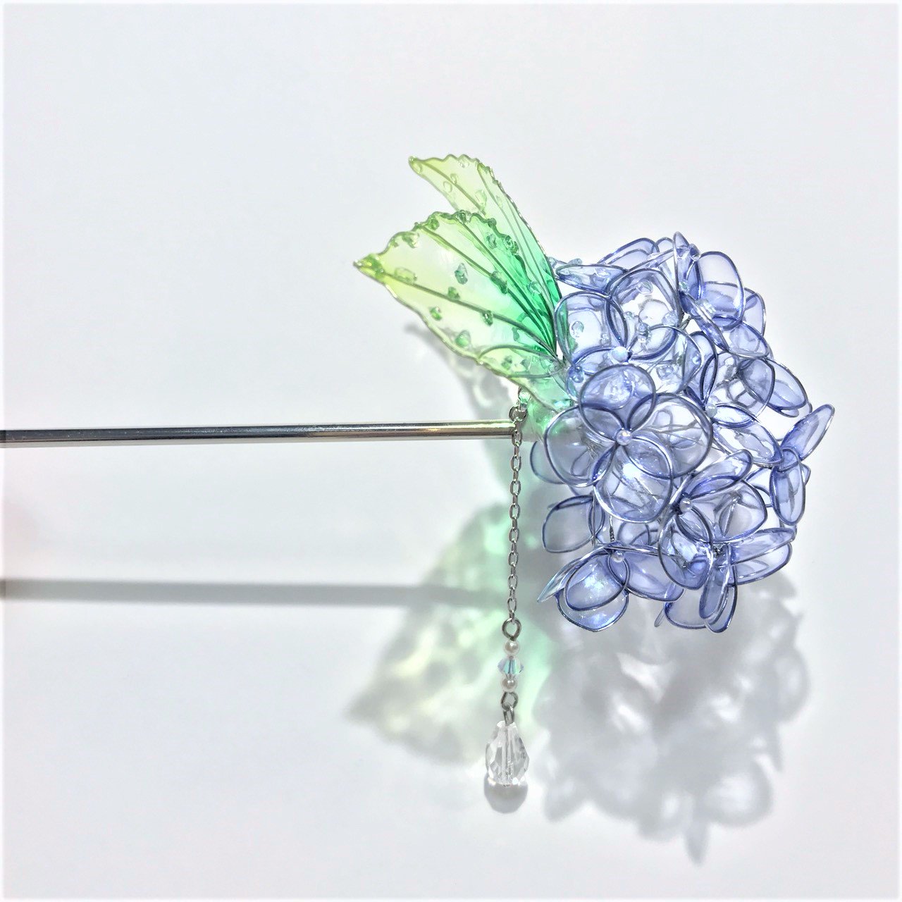 瑠花 玻璃の花 Emeシリーズ第一弾は紫陽花の作品になります Eme エメ は 控えめ から取りました 他の作品より細目のワイヤーを使い 清らかで美しく凛とした日本女性をコンセプトに作った作品です T Co Fq6a6dfbx3 ディップアート