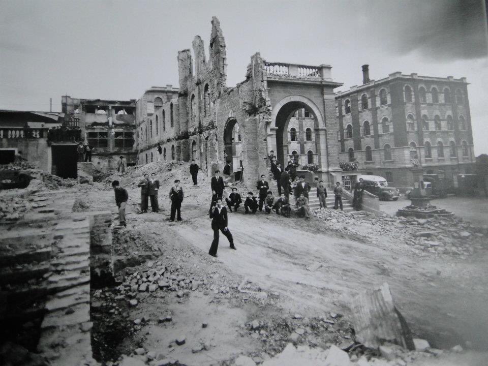 jalexanderg's tweet photo. En la madrugada del 11 de abril de 1948 así amanecía el Instituto La Salle de Bogotá en el barrio La Candelaria que fue quemado durante El Bogotazo. Fotos: archivo @lasallistas | podría compartir @BogotaAntigua https://t.co/JEJHMwi5X4
