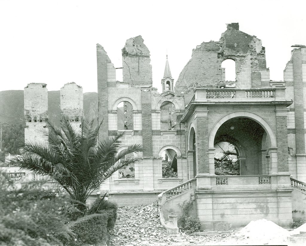 jalexanderg's tweet photo. En la madrugada del 11 de abril de 1948 así amanecía el Instituto La Salle de Bogotá en el barrio La Candelaria que fue quemado durante El Bogotazo. Fotos: archivo @lasallistas | podría compartir @BogotaAntigua https://t.co/JEJHMwi5X4