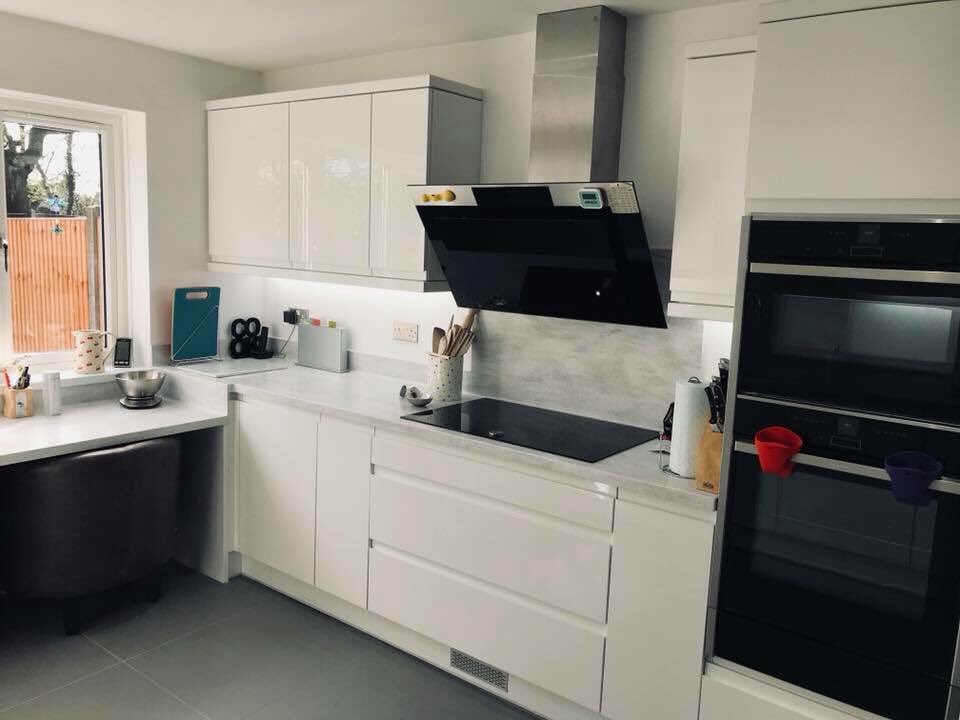 RegalKitchens1's tweet image. A kitchen recently finished in #chelmsford for delighted 
Mr and Mrs R. They chose the white integra #handleless door with #corian #worktops, full set of #neff appliances. regalkitchens.co.uk
#kitchendesign #ideasforliving @HafeleUK #kitchenessex #cookaholic