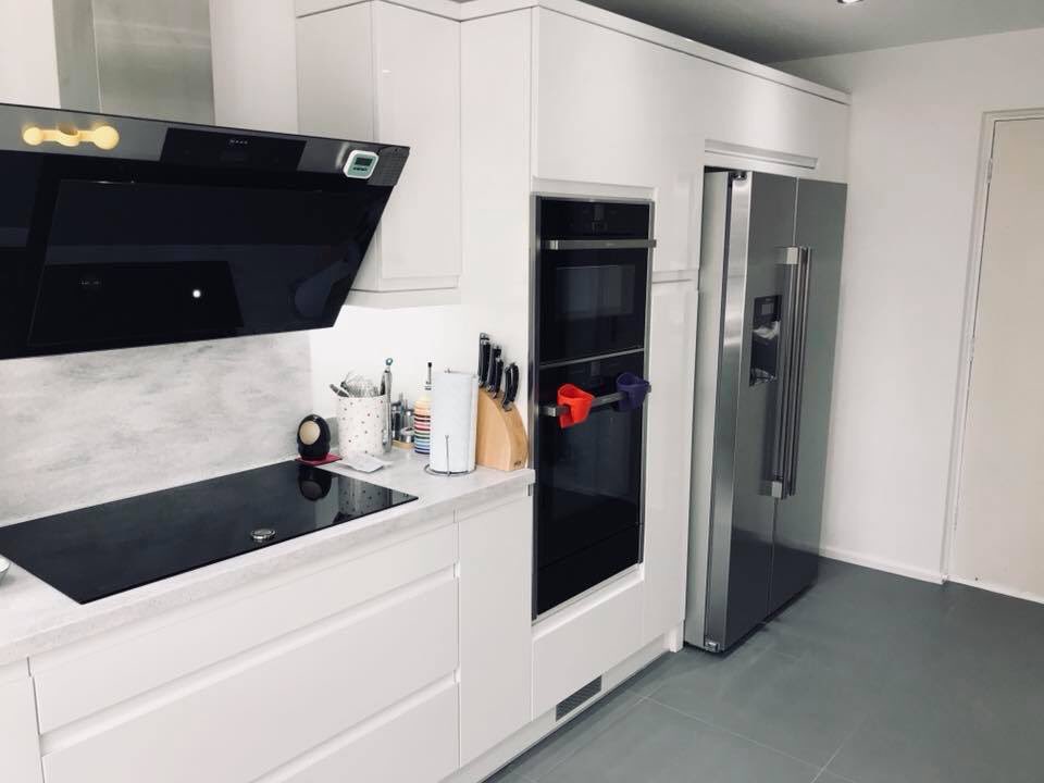 RegalKitchens1's tweet image. A kitchen recently finished in #chelmsford for delighted 
Mr and Mrs R. They chose the white integra #handleless door with #corian #worktops, full set of #neff appliances. regalkitchens.co.uk
#kitchendesign #ideasforliving @HafeleUK #kitchenessex #cookaholic