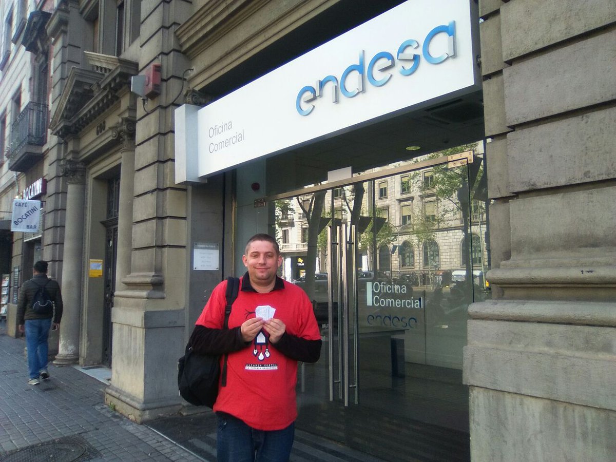 APE_Cat's tweet photo. I a Salva ens ho hem trobat a la porta d'Endesa repartint flyers de condonació del seu deute. Que gran el nostre company !! 😊👏 #NiSetNiFredNiFoscor 💦 🔥 💡 💪 #PowerApe https://t.co/Dob8D91K6j