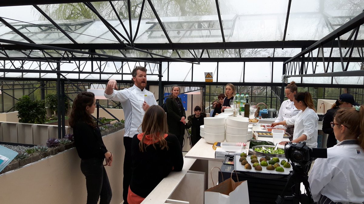 WFP_UK's tweet photo. Preparations are underway for tonight's #RecipeForDisaster dinner at #Omvedgardens. Looking forward to an amazing evening. Special thanks to @TPSLondon @ArthurPottsD @rubiesinrubble @Anomaly and our wonderful volunteers https://t.co/QKFUsdq8hP
