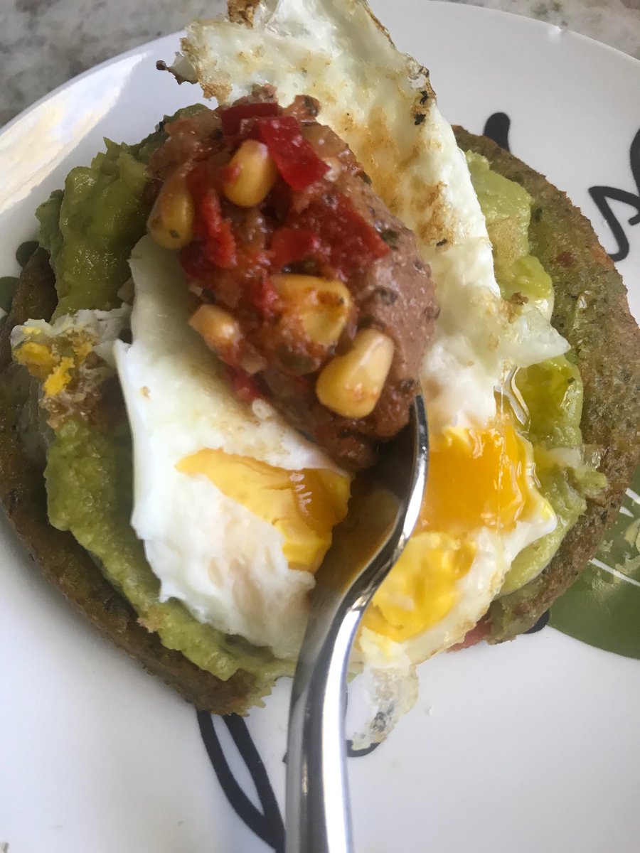 keeleyryland's tweet photo. Craving this quick & delish lunch/dinner option: @DrPraegers California veggie burger, dollop of guacamole, top with a runny egg, & a dollop of hummus like @lantanafoods black bean. Paired with a side of juicy strawberries; my favorite fruit season is here๐#healthyfoodfast https://t.co/5kN4rqVyaL