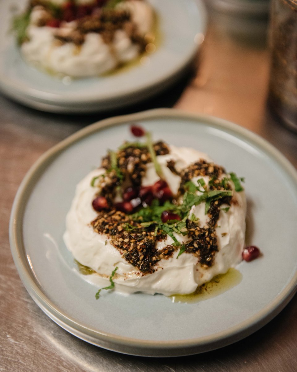 Notre labneh maison est servie avec notre mélange de zaatar et un filet d'huile d'olive. Commandez un pain pita maison tout chaud pour l'y tremper. C'est délicieux! / Our homemade labneh is served with our zaatar mix and a dash of olive oil. It's delicious! #Montreal