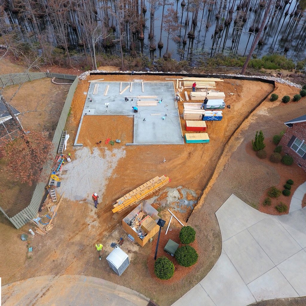 910drones's tweet photo. 🏡Custom Home Project🏡
@GaryRobinsonHomes is building🔨in Fayetteville, NC!! Day 1 of framing, all materials delivered, walls are going up!! Follow along as we watch a dream come true
#HollarConstruction #dronephotography #aerialphotography #customhomes #onalake #🏡 #framerslife https://t.co/hI6ouskA6f