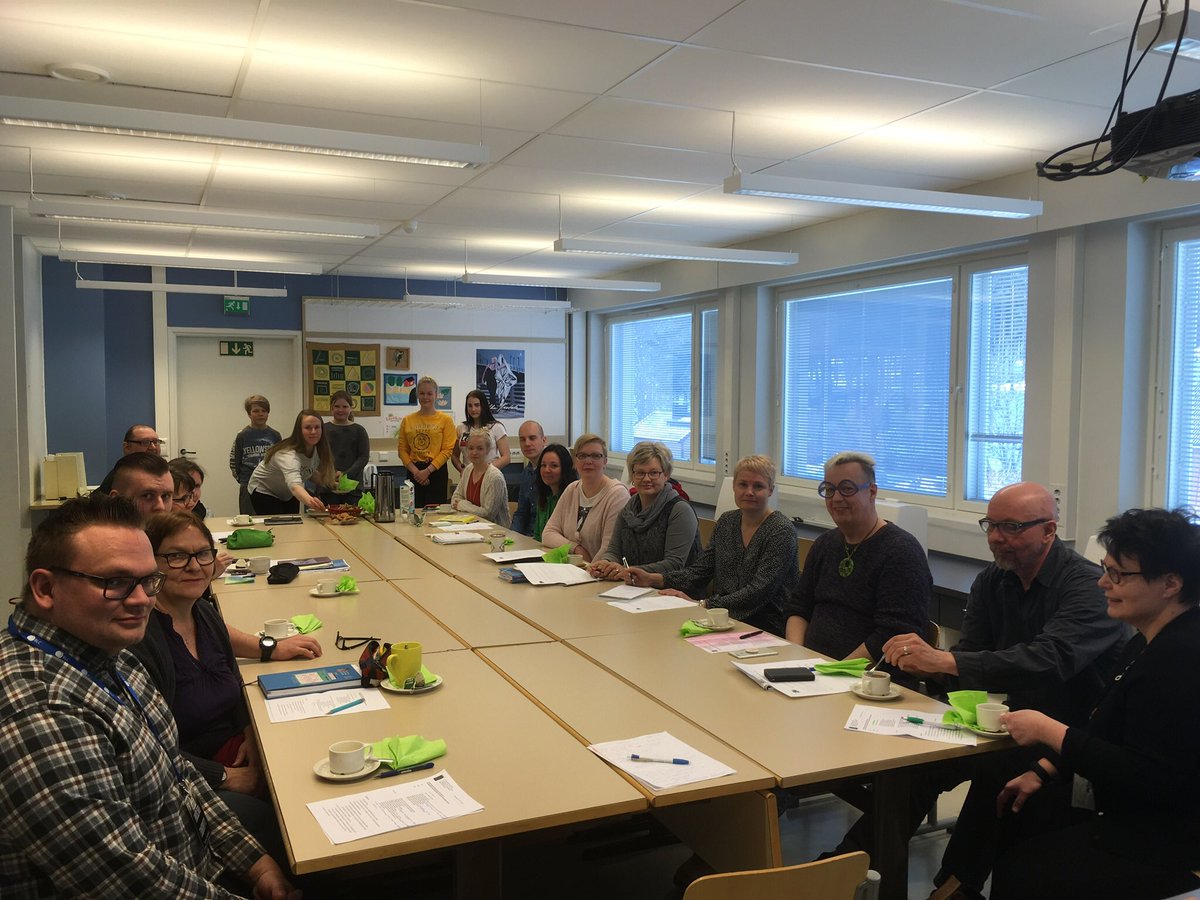 SailaHei's tweet photo. Punkaharjun koulun laaja yhteisöl. OHR tänään: Samassa pöydässa koulun oppilashuoltotyö, varhaiskasvatus, nuorisotyö, etsivä nuorisotyö, SOS-Lapsikylä, lastensuojelu, vanhempainyhdistys, srk ja poliisi. Parasta antia oppilaiden loistavat kehittämisideat hyvinvoinnin lisäämiseksi https://t.co/N3BMhlBGmz