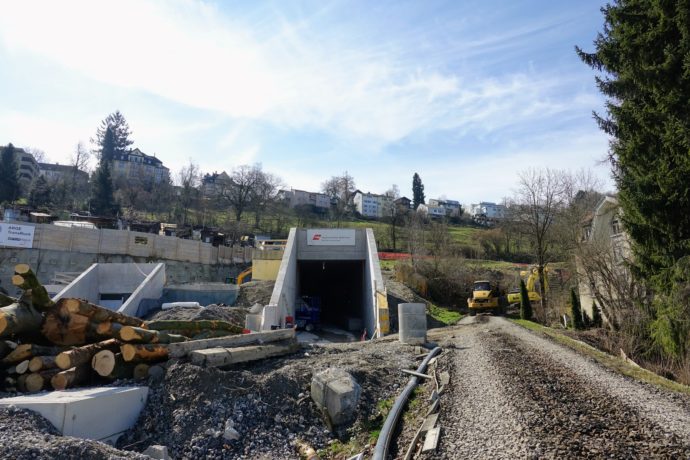 Erst gerade vor kurzem fuhrt die letzte Bahn der @app_bahnen über die Ruckhalde, schon ist die alte Strecke geschickt. Fotos: <a href="/EGmuender/">Erich Gmuender</a> <a href="/tposcht1/">Tüüfner Poscht</a>