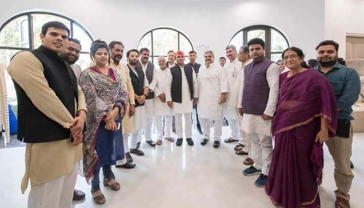 SabaidKhan2's tweet photo. @FarazAn65722062 आज समाजवादी पार्टी के प्रवक्ताओं के साथ मीटिंग में anil bhaiya और pankhuri pathak di https://t.co/fwBws4gc1N