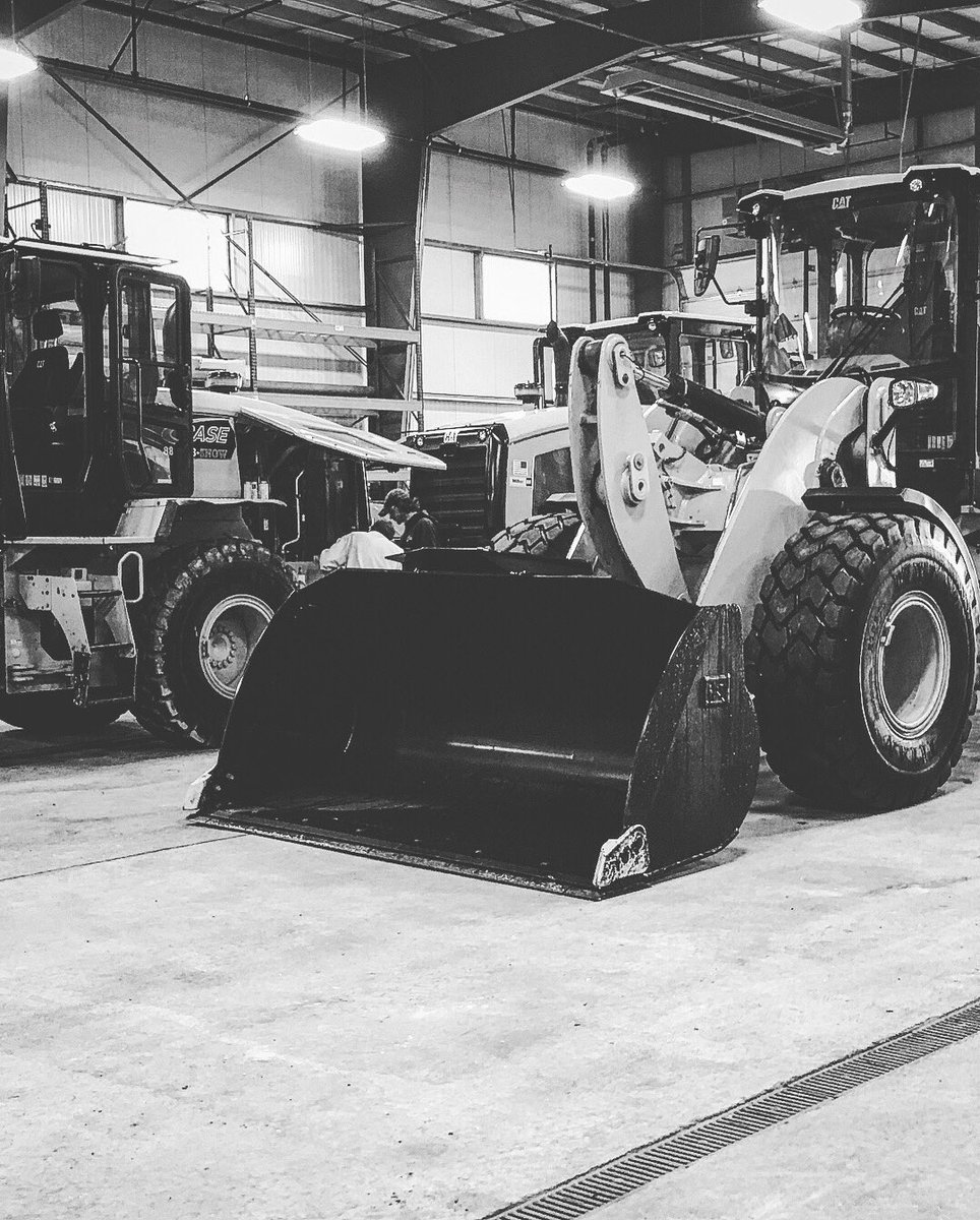 CaseFMS's tweet photo. Spring is in the air 🌞🌼🌺🌞🚜 #casesnow #teamwork #lookinggood @CaterpillarInc https://t.co/PPUVhsaFlK