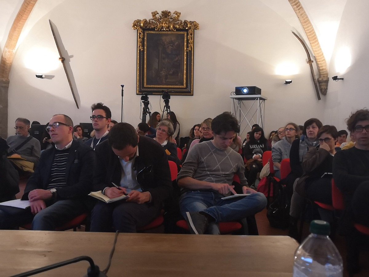 Carlo F Dalla Pasqua (@carlofelice) on Twitter photo A #ijf18 si parla di etica nel giornalismo (possiamo abbandonare la parola "deontologia"?) La sala dei Vaccari a #Perugia Γ¨ piena di giornalisti e studenti #Ethics Con <a href="/rosamdinatale/">Rosa Maria Di Natale π±πΉπ</a> e <a href="/tedeschini/">Mario Tedeschini-Lal</a> di <a href="/ONA/">Online News Association</a> e <a href="/ONAItalia/">ONA Italia</a> A #ijf18 si parla di etica nel giornalismo (possiamo abbandonare la parola "deontologia"?) La sala dei Vaccari a #Perugia Γ¨ piena di giornalisti e studenti #Ethics Con <a href="/rosamdinatale/">Rosa Maria Di Natale π±πΉπ</a> e <a href="/tedeschini/">Mario Tedeschini-Lal</a> di <a href="/ONA/">Online News Association</a> e <a href="/ONAItalia/">ONA Italia</a>