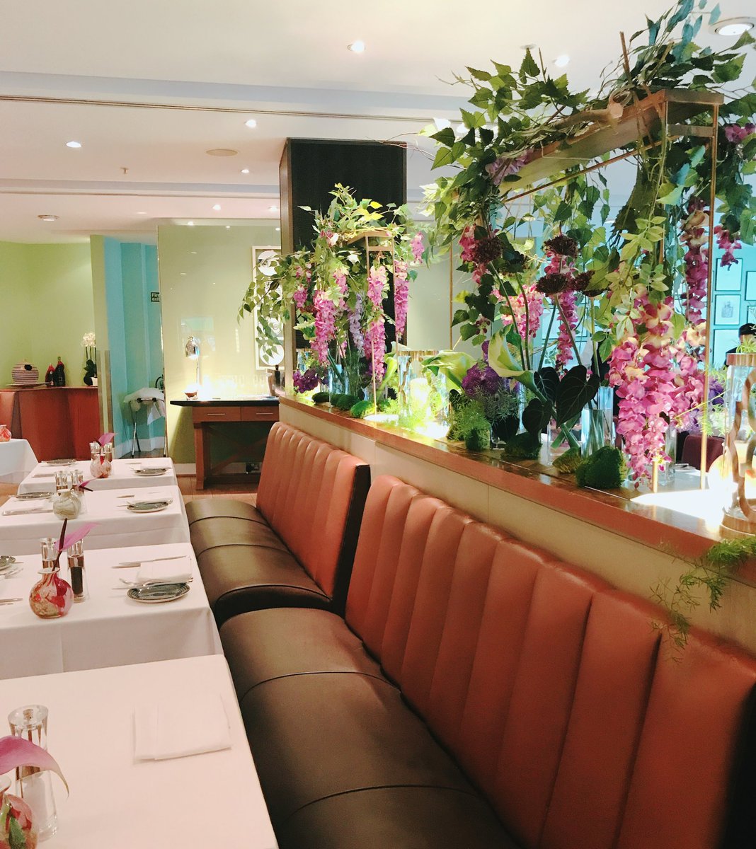 Thank you <a href="/SpringbankUK/">Springbank Flowers</a> for this beautiful new floral display in our River Restaurant.

#manchester #flowers  #decor