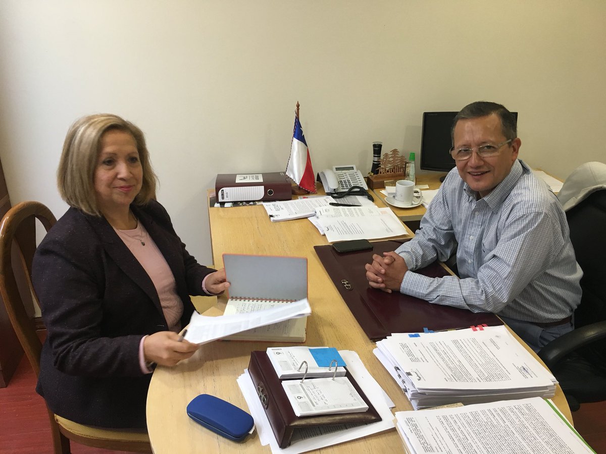En estos menos, la Seremi Mónica Toro, junto al alcalde de Mostazal, Sergio Medel, analizando proyectos de inversión pública, y programas del @dsocial_gob que se ejecutan en la comuna. 
#1MesJuntosPorChile