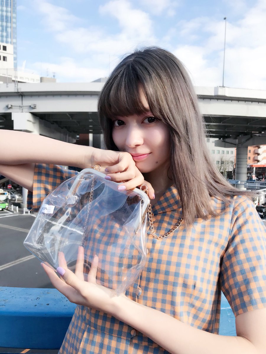 vivi_magazine's tweet photo. 春のコーデを完成させる、映え小物はもうゲットした⁉️まだの子は今すぐBeViViをチェック💞欲しいものが見つかったらそのままスマホでお買い物できちゃうよ✌️今なら2000円オフのクーポンも✨ここから読んでね➡︎ https://t.co/PxkarXom25 #BeViVi #スマホファッションマガジン #八木アリサ https://t.co/fdfaX3wd16