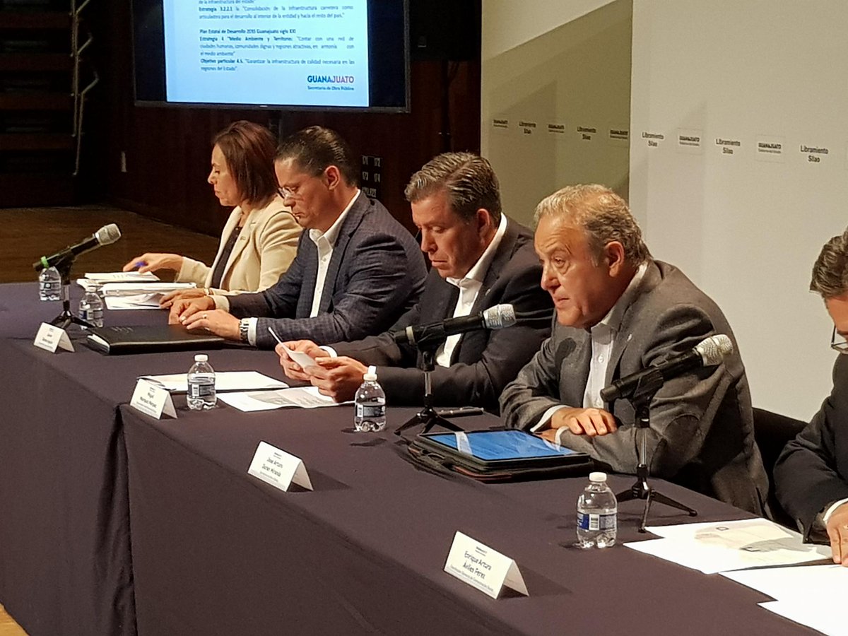 #Concesión #Libramiento 
Arturo Miranda de @SOPGuanajuato explica que Gpo México asumirá los riesgos de la obra concesionada a 30 años. 
Afirma <a href="/miguelmarquezm/">Miguel Márquez Márquez</a> que todo está apegado a Ley 
@gobiernogto