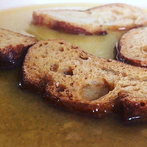 Pues si la primavera no termina de llegar, nosotros seguimos enganchados a los #platos de #invierno 🥣 ❄️⠀
⠀
📷 | Sopa casera (mojando el pan, como hacía mi abuelo)⠀
⠀
Estaría bien conocer #restaurantes para tomar una buena sopa, ¿no? ¡Nos ponemos … ift.tt/2JAcVEQ