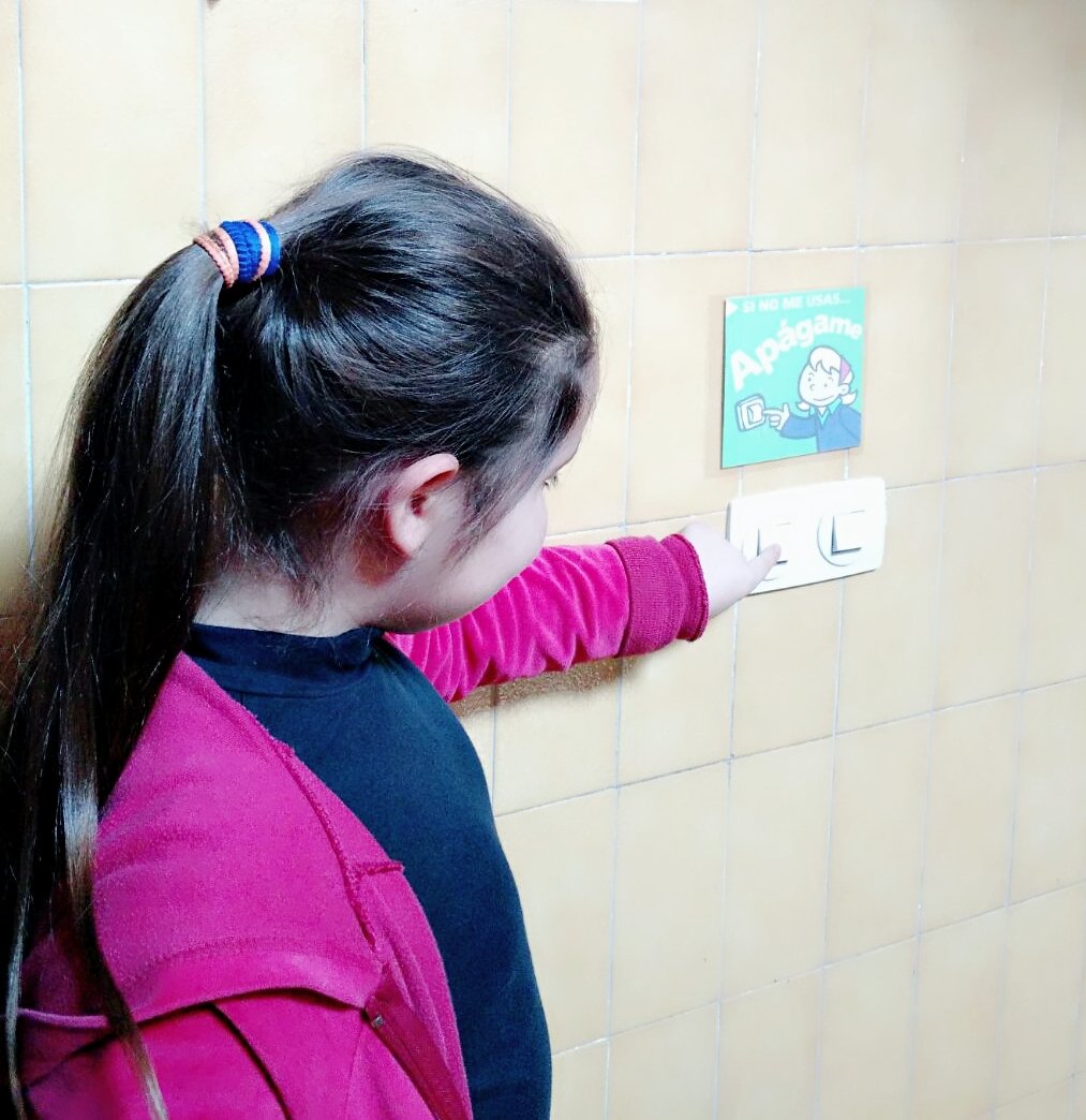 Ecooo_'s tweet photo. Hoy estamos en #Pinto con el #proyecto50_50.
En el CEIP Isabel la Católica, Zaida nos explica que han puesto carteles en los interruptores del cole para recordar que sólo debe encenderse la luz cuando es necesario 😉

¡A las #patrullasverdes no se les escapa nada! 😊

#ecooolocal https://t.co/DjWXYTROsR