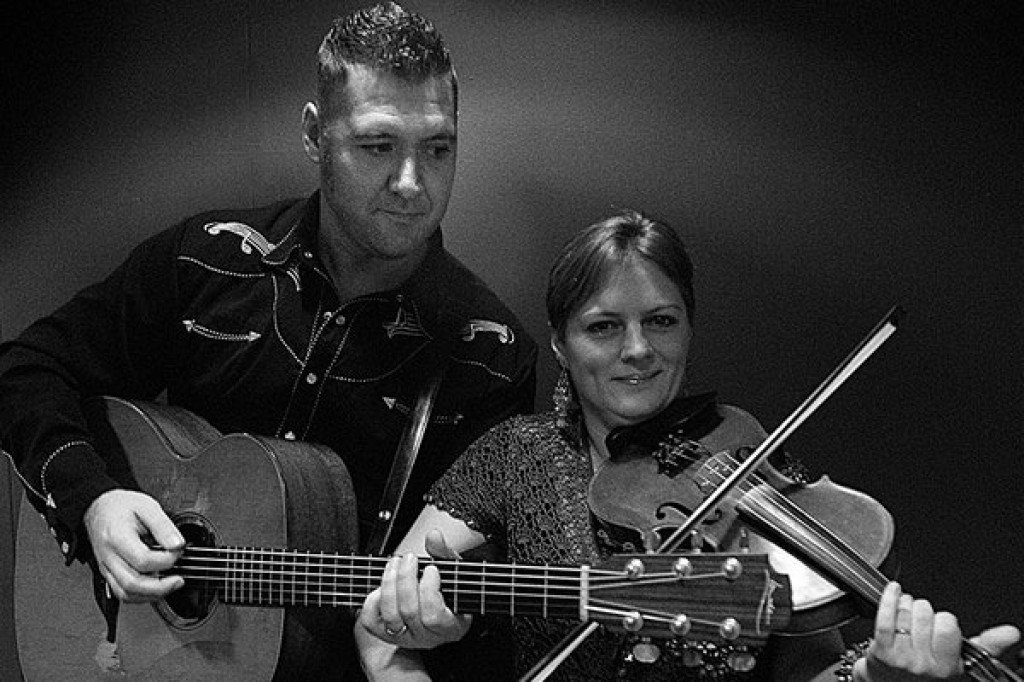 skyefooddrink's tweet photo. Eilidh Shaw &amp; Ross Martin, have played with many top traditional bands including The Poozies &amp; Daimh, they have been at the heart of the Scottish Music scene for 20 years &amp; have just released their first album together 'Birl-esque'. They will be playing on Wed 14th June at 7.30pm https://t.co/Q9gsHn1fI9