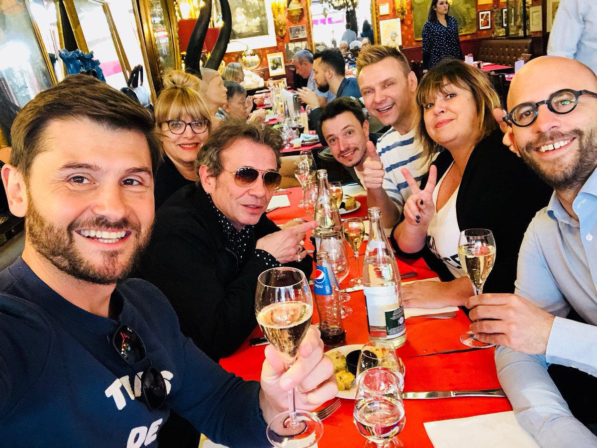 Déjeuner à Reims avec les meilleurs ! @GrossesTetesRTL @CarolineDiament @Jeanfi_Janssens @Bernier_Michele PhilippeManoeuvre entre autres...
Rdv à 18h sur @RTLFrance pour de nouvelles aventures en terre champenoise 🥂