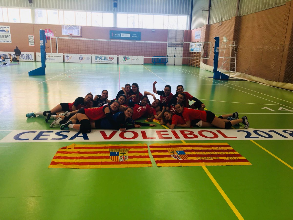 AragonVb's tweet photo. La selección aragonesa cadete femenina dirigida por Elena Barcelona y @lau_VT cae 0-3 frente a la potente selección de Cataluña en su debut en el #CESAVB18. (23-25, 17-25 y 18-25) #AragonVB https://t.co/YEqAbXOPv3