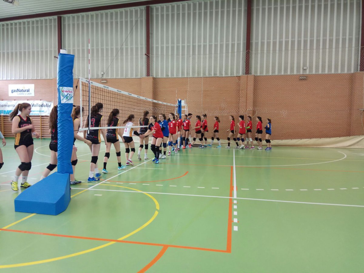 AragonVb's tweet photo. La selección aragonesa cadete femenina dirigida por Elena Barcelona y @lau_VT cae 0-3 frente a la potente selección de Cataluña en su debut en el #CESAVB18. (23-25, 17-25 y 18-25) #AragonVB https://t.co/YEqAbXOPv3