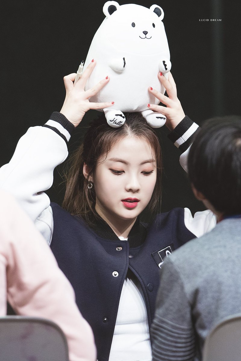 180408 #위키미키 #루시 #노효정 

인형 부자!