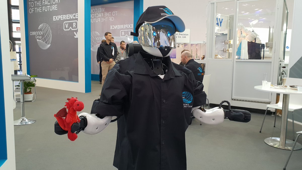 #ceramitec2018 mascot #fred has a new friend - the smart and friendly robot Leenby in Hall B6 loves to explain to Fred what artificial intelligence is all about.