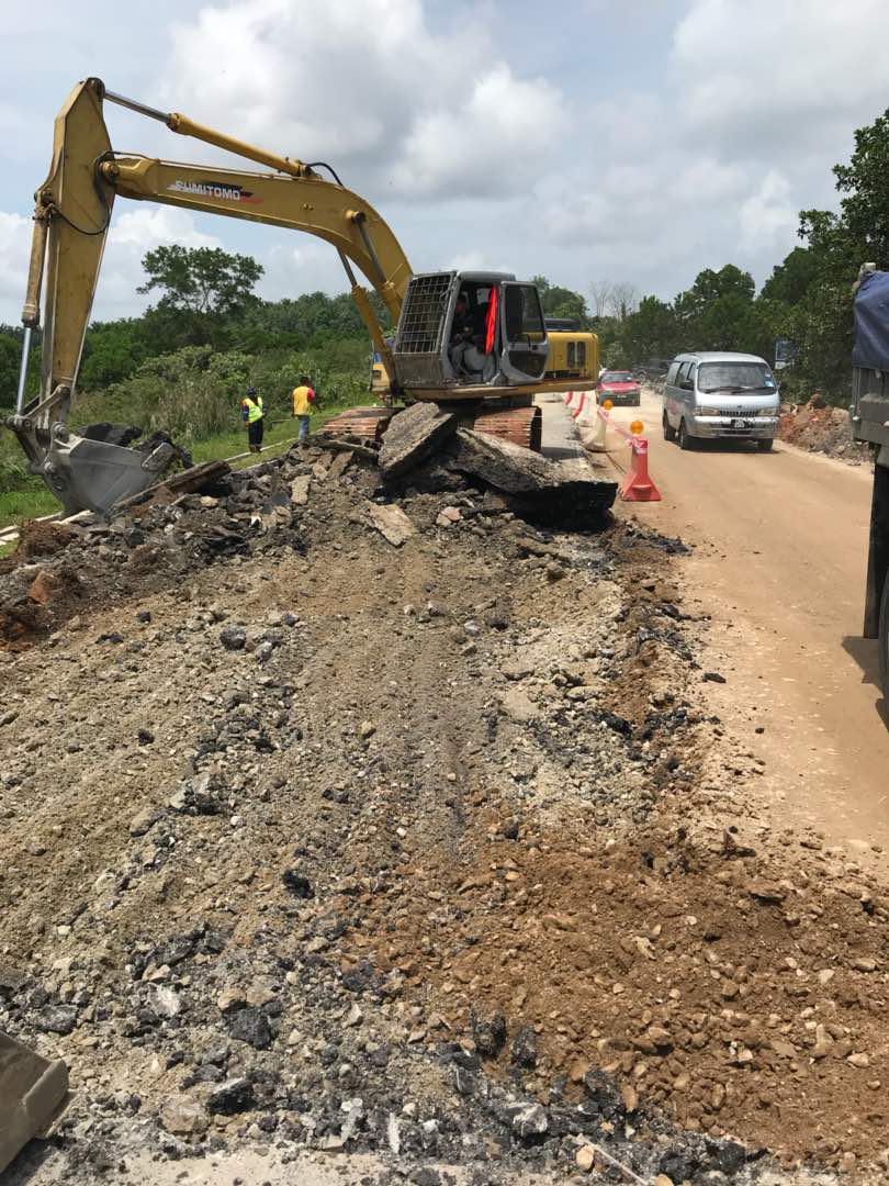 AHTNU_Area3's tweet image. Info 11/04/2018
Sambungan kerja² berkala pavement 2018 di Daerah Setiu di jalan T168 Jln Chaluk / Gong Terap / Bukit Putera sec 6.10 - 6.30 menggunakan kaedah PMC 
@AHTNUC_TSRM @JKRSetiu